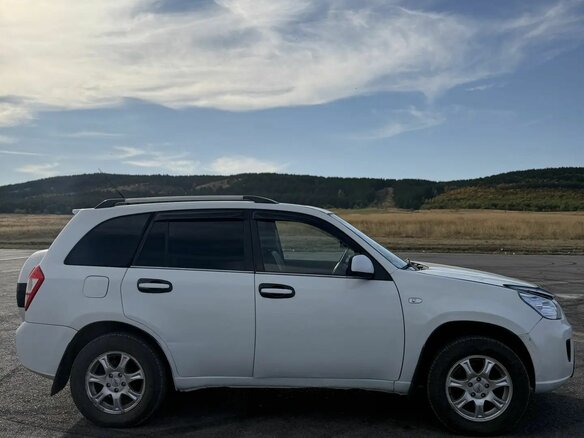 2013 Chery Tiggo (T11) I Рестайлинг (FL), белый - вид 1