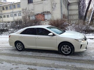 2015 Toyota Camry VII (XV50) Рестайлинг, белый, 2100000 рублей, вид 2