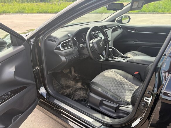 2020 Toyota Camry VIII (XV70), чёрный, 3050000 рублей - вид 5