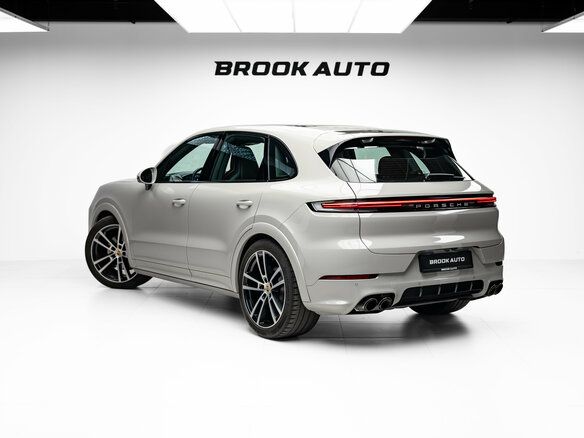 2023 Porsche Cayenne III Рестайлинг, серый, 12890000 рублей - вид 5