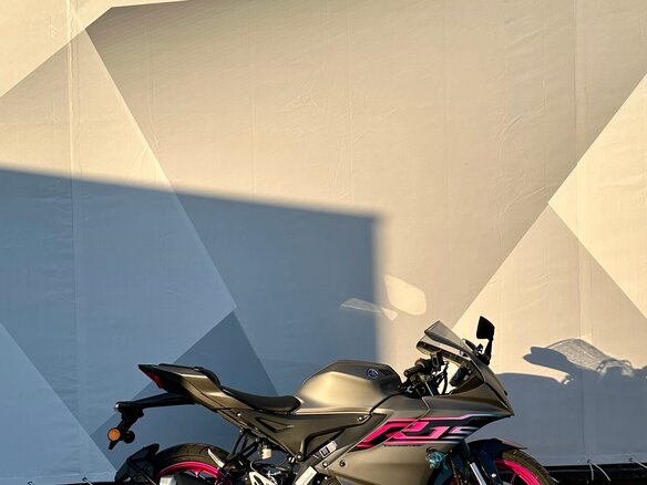 2024 Yamaha YZF-R15, серый, 420000 рублей - вид 12