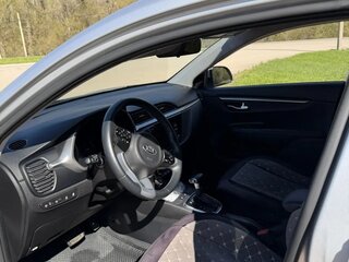 2021 Kia Rio IV Рестайлинг, серебристый, 1760000 рублей, вид 5