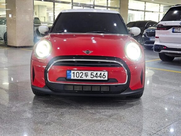 2022 Mini Hatch Cooper III (F55/F56) Рестайлинг 2, красный, 1784000 рублей - вид 1
