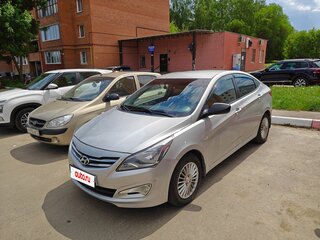 2014 Hyundai Solaris I Рестайлинг, серебристый, 870000 рублей, вид 1
