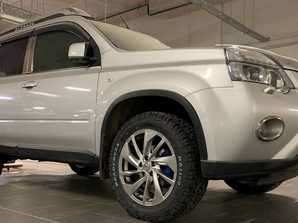 2014 Nissan X-Trail II Рестайлинг, серебристый, 2000000 рублей - вид 2