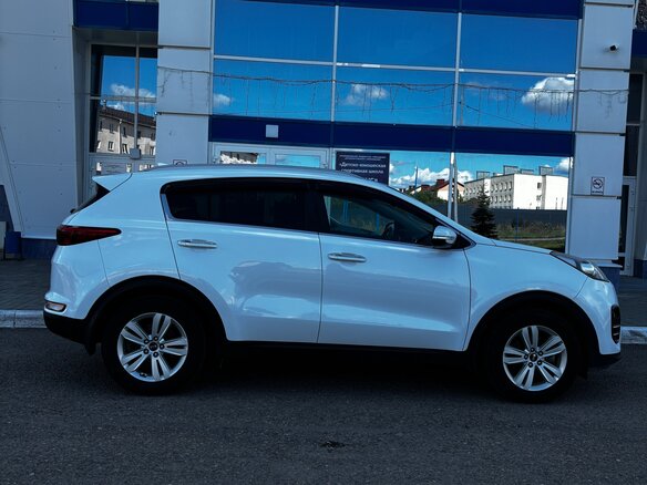 2018 Kia Sportage IV Рестайлинг, белый, 2150000 рублей - вид 6