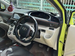 2018 Toyota Sienta II Рестайлинг, жёлтый, 1300000 рублей, вид 5
