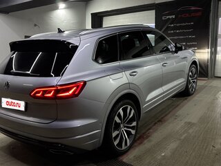 2019 Volkswagen Touareg III, серебристый, 5850000 рублей, вид 4