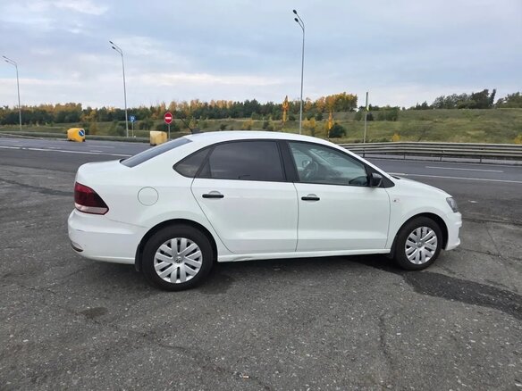 2019 Volkswagen Polo V Рестайлинг, белый, 950000 рублей - вид 1