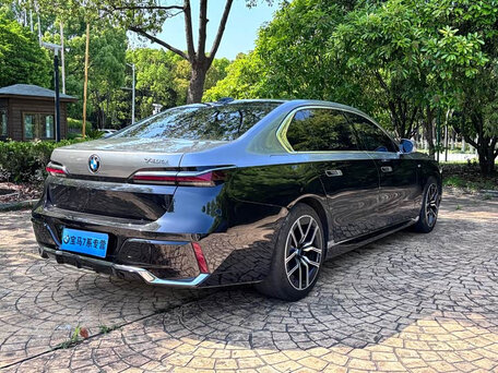 2024 BMW 7 серии 735Li VII (G70), чёрный, 9867364 рублей, вид 5