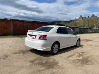 2009 Toyota Yaris II Рестайлинг, белый, 799000 рублей, вид 3