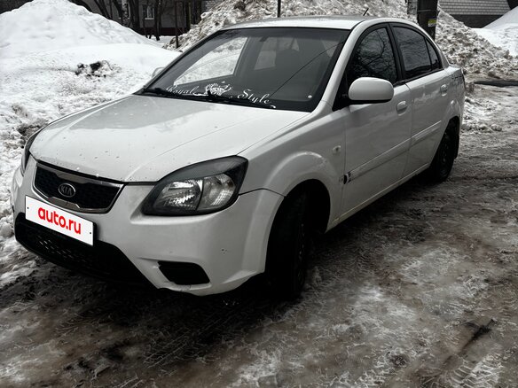 2011 Kia Rio II Рестайлинг, белый, 190000 рублей - вид 1
