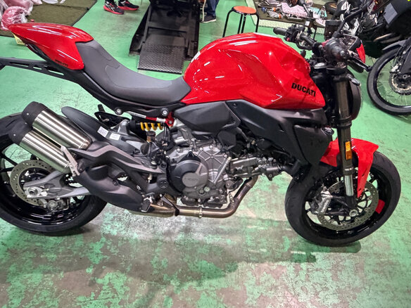 2026 Ducati Monster, красный - вид 1