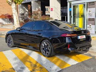 2025 BMW 5 серии 530e xDrive VIII (G60/G61/G68), чёрный, 7050000 рублей, вид 3