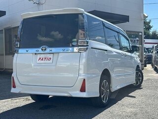 2018 Toyota Voxy III (R80) Рестайлинг, белый, 2250000 рублей, вид 4