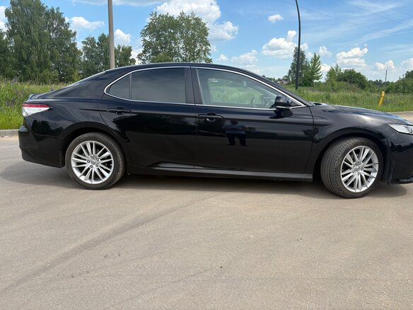 2020 Toyota Camry VIII (XV70), чёрный, 3050000 рублей - вид 2
