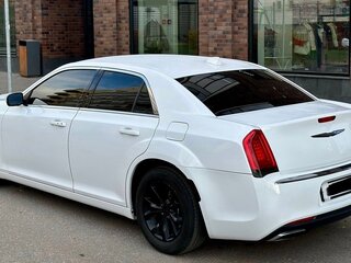 2015 Chrysler 300C II Рестайлинг, белый, 1600000 рублей, вид 4