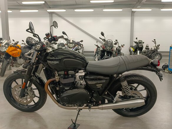 2023 Triumph Speed Twin, чёрный, 930000 рублей - вид 3