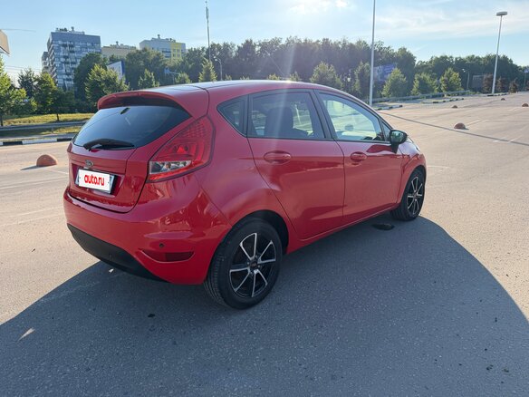 2009 Ford Fiesta Mk6, красный - вид 4