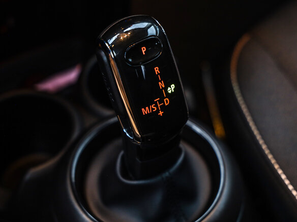 2019 Mini Hatch Cooper III (F55/F56) Рестайлинг, чёрный, 2263777 рублей - вид 17