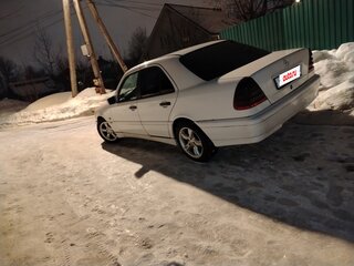 1997 Mercedes-Benz C-Класс 250 I (W202) Рестайлинг, белый, 250000 рублей, вид 4