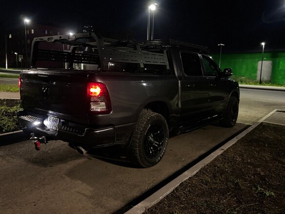 2019 Ram 1500 Quad Cab V, серый, 5800000 рублей - вид 9