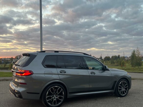 2023 BMW X7 40i I (G07) Рестайлинг, серый, 6500000 рублей - вид 6