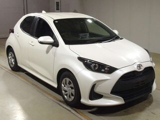 2021 Toyota Yaris IV, белый, 840000 рублей, вид 2