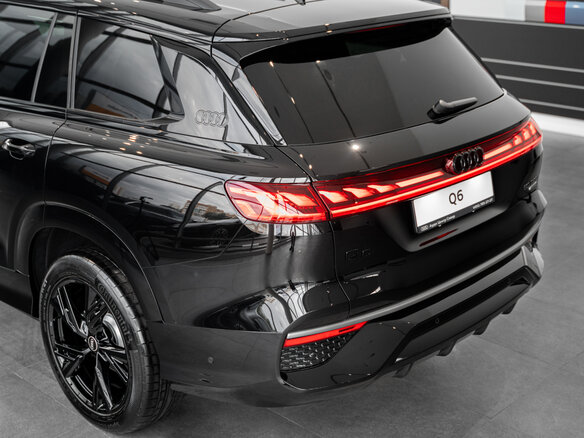 2026 Audi Q6 40 TFSI, чёрный, 7790000 рублей - вид 11
