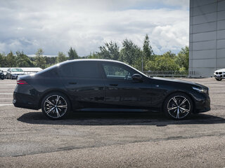 2024 BMW 5 серии 530i xDrive VIII (G60/G61/G68), синий, 7228728 рублей, вид 4