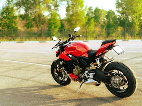 2022 Ducati Streetfighter V4, красный, 2120000 рублей, вид 4