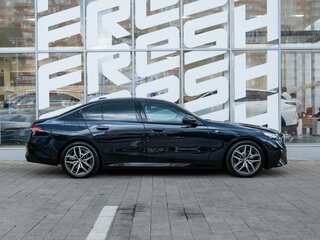 2024 BMW 5 серии 520i VIII (G60/G61/G68), синий, 6550000 рублей, вид 5