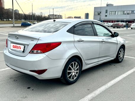 2016 Hyundai Solaris I Рестайлинг, серебристый, 600000 рублей, вид 4