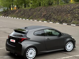 2021 Toyota Yaris IV, чёрный, 4999999 рублей, вид 4