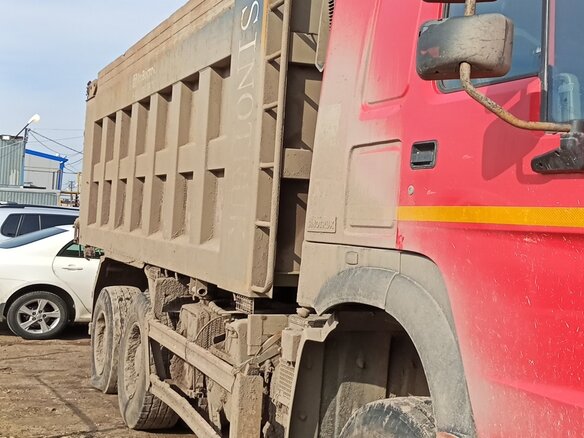 2022 Sinotruk Howo ZZ3327, красный, 2830000 рублей - вид 1