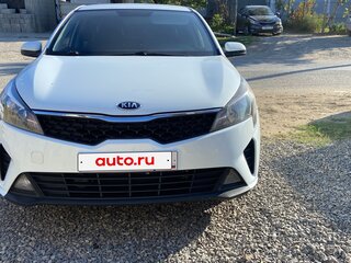 2020 Kia Rio IV Рестайлинг, белый, 915000 рублей, вид 1