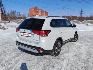 2020 Mitsubishi Outlander III Рестайлинг 3, белый, 2150000 рублей, вид 2