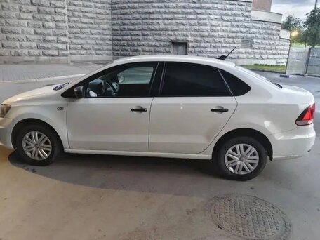 2017 Volkswagen Polo V Рестайлинг, белый, 982000 рублей, вид 3