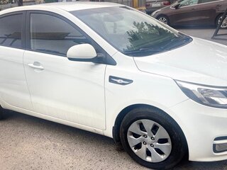 2015 Kia Rio III Рестайлинг, белый, 1110000 рублей, вид 3