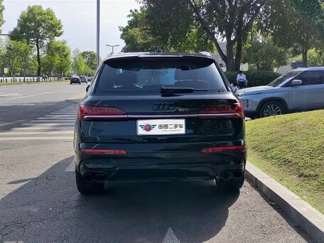 2024 Audi Q7 55 TFSI II (4M) Рестайлинг, чёрный, 9815000 рублей, вид 5