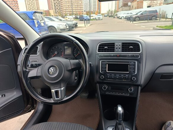 2015 Volkswagen Polo V, коричневый - вид 5