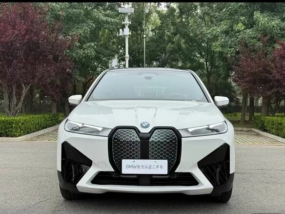 2023 BMW iX xDrive40 I (I20), белый, 9290000 рублей - вид 2