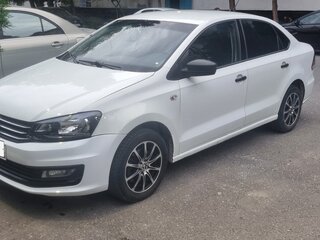 2018 Volkswagen Polo V Рестайлинг, белый, 650000 рублей, вид 1