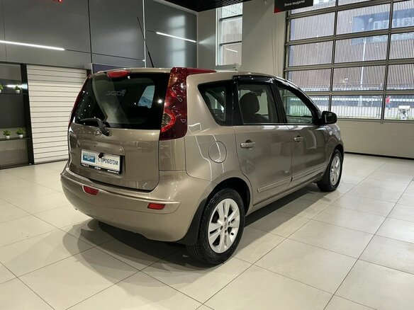 2013 Nissan Note I Рестайлинг, коричневый, 890000 рублей - вид 3