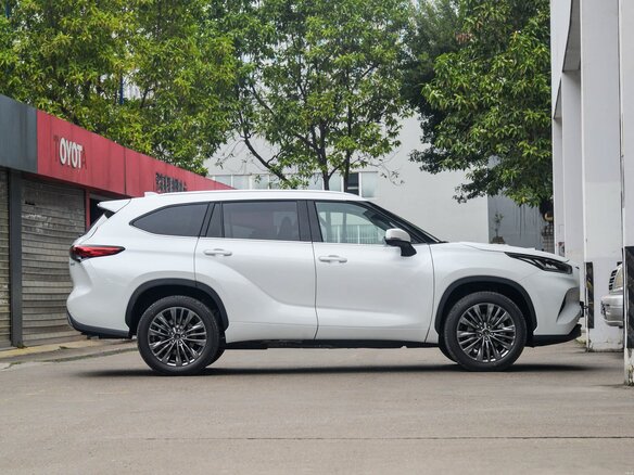 2026 Toyota Highlander IV (XU70), чёрный - вид 6