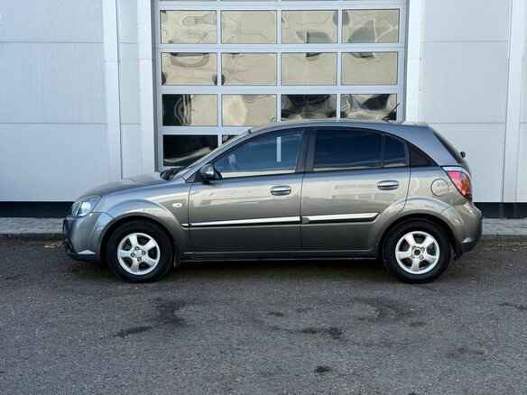 2010 Kia Rio II Рестайлинг, серебристый - вид 1