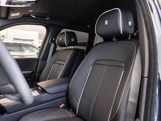 2026 Rolls-Royce Cullinan Black Badge I Рестайлинг (Series II), синий, 74780000 рублей, вид 3