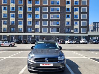2021 Volkswagen Tiguan II Рестайлинг, серый, 3100000 рублей, вид 1