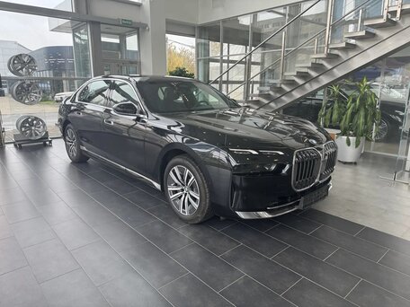 2025 BMW 7 серии 740i xDrive VII (G70), чёрный, 13200000 рублей, вид 2