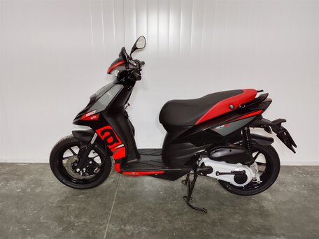 2025 Aprilia SR 125, чёрный, 243000 рублей, вид 1